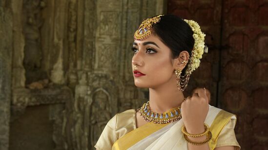 కాకినాడ, కడప, తిరుపతి, నెల్లూరు, ఖమ్మం, నిజామాబాద్​​ వంటి ప్రాంతాల్లోనూ ఇవే రేట్లు కొనసాగుతున్నాయి. ఆర్​బీఐ వడ్డీ రేట్లు, ఫెడ్​ వడ్డీ రేట్లు వంటి అంశాలు పసిడి, వెండి ధరల హెచ్చుతగ్గులకు కారణం అవుతాయని నిపుణులు చెబుతున్నారు. పైన చెప్పిన ధరల్లో ట్యాక్స్​ని జోడించలేదు.