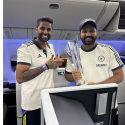 <p>World Cup Homecoming: స్వదేశానికి రావడానికి టీమిండియా ప్లేయర్స్ స్పెషల్ ఫ్లైట్ ఎక్కారు. అందులో కెప్టెన్ రోహిత్ శర్మతోపాటు సూర్యకుమార్, సిరాజ్ ఇలా ట్రోఫీతో ఫొటోలకు పోజులిచ్చారు.</p>