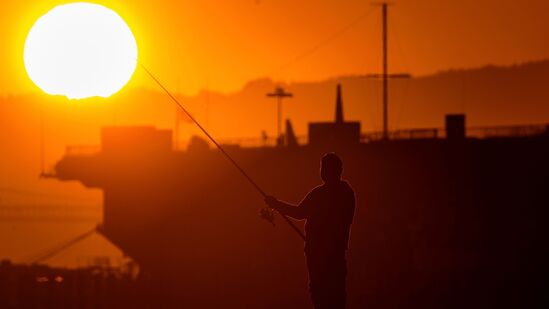 ఏపీలో గత వారం రోజులుగా పగటి ఉష్ణోగ్రతల్లో మార్పు కనిపిస్తోదంి. కొద్దిరోజులుగా అధిక ఉష్ణోగ్రతలు నమోదవుతుండటంతో ప్రజలు అల్లాడిపోతున్నారు. దీంతో ఏసీలను వినియోగిస్తుండటంతో విద్యుత్ డిమాండ్ పెరిగింది. ఫిబ్రవరిలోనే ఈ పరిస్థితి ఉండటంతో భయపడుతున్నారు. భూతాపం కారణంగా 2024 అత్యంత వేడి సంవత్సరంగా రికార్డు సృష్టించింది. ఏపీలో గత వారం రోజులుగా పగటి ఉష్ణోగ్రతల్లో మార్పు కనిపిస్తోదంి. కొద్దిరోజులుగా అధిక ఉష్ణోగ్రతలు నమోదవుతుండటంతో ప్రజలు అల్లాడిపోతున్నారు. దీంతో ఏసీలను వినియోగిస్తుండటంతో విద్యుత్ డిమాండ్ పెరిగింది. ఫిబ్రవరిలోనే ఈ పరిస్థితి ఉండటంతో భయపడుతున్నారు. భూతాపం కారణంగా 2024 అత్యంత వేడి సంవత్సరంగా రికార్డు సృష్టించింది. 