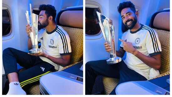 World Cup Homecoming: పేస్ బౌలర్ మహ్మద్ సిరాజ్ ఇలా వరల్డ్ కప్ ట్రోఫీని ముద్దాడుతూ కనిపించాడు.