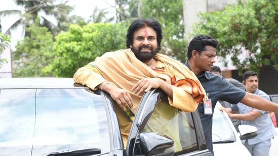 పిఠాపురం నియోజకవర్గంలో ఎన్నికల ముందు ఇచ్చిన హామీలు నెరవెర్చే పనిని డిప్యూటీ సీఎం పవన్ కల్యాణ్ మొదలుపెట్టారు. ఉప్పాడ తీర ప్రాంత గ్రామాలను సముద్రపు కోత నుంచి కాపాడే క్రమంలో కార్యచరణకు దిగారు.&nbsp;