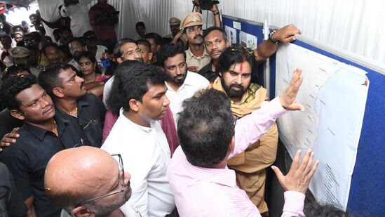 డిప్యూటీ సీఎం పవన్ కల్యాణ్ బుధవారం ఉప్పాడ తీరంతో సముద్రపు కోతకు గురైన ప్రాంతాన్ని సందర్శించారు. అక్కడ మారీ టైమ్ బోర్డు, కేంద్ర ఖగోళశాస్త్ర మంత్రిత్వ శాఖ(ఎర్త్ సైన్స్ మినిస్ట్రీ) అధికారులు, రెవెన్యూ అధికారులతో చర్చించారు. సముద్రపు కోతకు గల కారణాలు, నివారణను అడిగి తెలుసుకున్నారు.&nbsp;