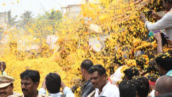 మత్స్యకార మహిళలు పవన్ పై పూల వర్షం కురిపించి హర్షాతిరేకాలు వ్యక్తం చేశారు.