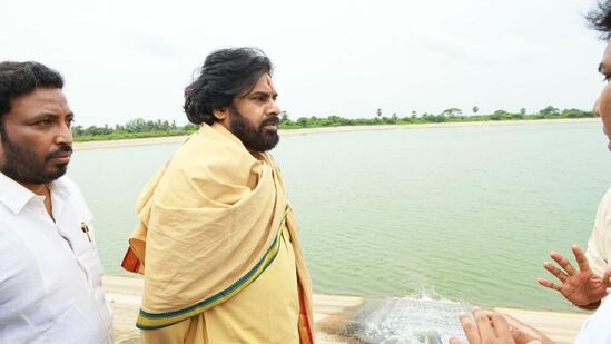పిఠాపురం నియోజకవర్గం నాగులాపల్లి వద్ద సూరప్ప చెరువు సమ్మర్ స్టోరేజ్ ట్యాంకును డిప్యూటీ సీఎం పవన్ కల్యాణ్ పరిశీలించారు. నాబార్డు నిధులతో 22 ఎకరాల్లో నిర్మించిన ఈ ట్యాంకు ద్వారా యు.కొత్తపల్లి మండల పరిధిలోని 54 గ్రామాలకు అందిస్తున్నారు. బుధవారం ఉప్పాడ తీర ప్రాంత సందర్శనకు వెళ్తూ మార్గమధ్యంలో &nbsp;సూరప్ప చెరువును పరిశీలించారు. సమ్మర్ స్టోరేజీ ట్యాంకు, తాగు నీటిని శుభ్రపరిచే విధానం, ల్యాబ్ లు పరిశీలించి అధికారులను అడిగి వివరాలు తెలుసుకున్నారు.&nbsp;