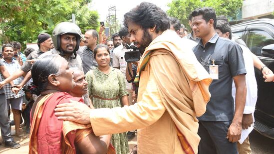 &nbsp;ఉప్పాడ తీర ప్రాంత కోత సమస్యకు పరిష్కారం కనుగొనేందుకు అధికారులతో కలసి అధ్యయనానికి వచ్చిన పవన్ కల్యాణ్ కు ఉప్పాడ గ్రామ ప్రజలు, తీర ప్రాంత గ్రామాల ప్రజలు ఆత్మీయ స్వాగతం పలికారు.&nbsp;