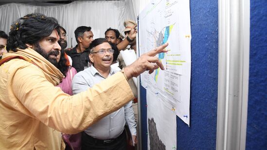 ఉప్పాడ తీర ప్రాంతంలో సముద్రపు కోత సమస్యకు శాశ్వత పరిష్కారం కోసం మారిటైం బోర్డు, కేంద్ర ఖగోళశాస్త్ర మంత్రిత్వశాఖ అధికారులతో కలసి తీర ప్రాంత గ్రామాల్లో డిప్యూటీ సీఎం పవన్ కల్యాణ్ పర్యటించారు. ఉప్పాడ సముద్రపు కోత సమస్యకు శాశ్వత పరిష్కారం చూపాలని, సమస్యకు శాస్త్రీయ పరిష్కారం వెతకాలని అధికారులను పవన్ ఆదేశించారు.&nbsp;