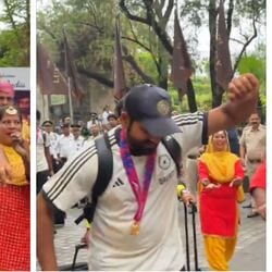 <p>Team India Celebrations: టీ20 వరల్డ్ కప్ ట్రోఫీతో ఢిల్లీలో అడుగుపెట్టిన ఇండియన్ టీమ్ కు ఘన స్వాగతం లభించింది. అక్కడి ఐటీసీ మౌర్య హోటల్ ముందు కెప్టెన్ రోహిత్ శర్మ ఇలా డ్యాన్స్ చేస్తూ కనిపించాడు. తన చిరకాల వాంఛ నెరవేరడంతో రోహిత్ ఎంతో ఆనందంగా కనిపించాడు.</p>