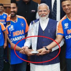 <p>భారత్ జట్టుతో కలిసి టీ20 ప్రపంచచకప్ టైటిల్‍తో ఫొటో దిగారు ప్రధాని మోదీ. ఆ సమయంలో టైటిల్‍ను తన చేత్తో నేరుగా పట్టుకోలేదు ప్రధాని. టైటిల్ పట్టుకున్న కెప్టెన్ రోహిత్ శర్మ, హెడ్ కోచ్ రాహుల్ ద్రవిడ్ చేతులను మోదీ పట్టుకున్నారు. కష్టపడి టైటిల్ సాధించిన వారి కృషిని గౌరవిస్తూ మోదీ ఇలా చేశారు. దీంతో దటీజ్ మోదీ అంటూ సోషల్ మీడియాలో నెటిజన్లు ప్రశంసలు కురిపిస్తున్నారు.&nbsp;</p>
