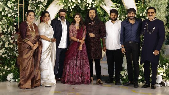 Varalakshmi Sarath Kumar Wedding: టాలీవుడ్ నటుడు బాలకృష్ణ, మ్యూజిక్ డైరెక్టర్ తమన్ కూడా వరలక్ష్మి శరత్ కుమార్ పెళ్లికి హాజరయ్యారు.