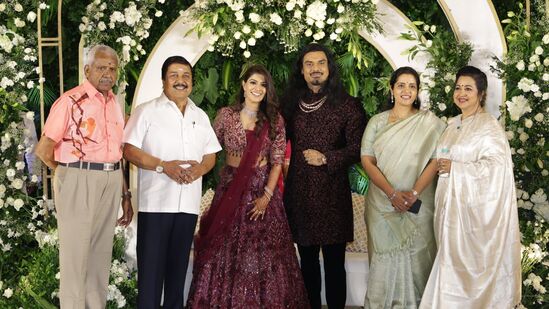 Varalakshmi Sarath Kumar Wedding: వరలక్ష్మి శరత్ కుమార్ పెళ్లి రిసెప్షన్ వేడుకలో సీనియర్ నటుడు శివకుమార్