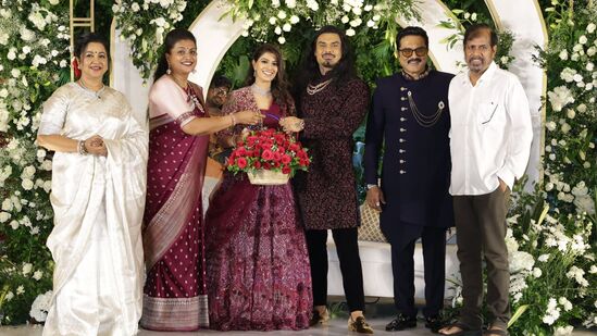 Varalakshmi Sarath Kumar Wedding: వరలక్ష్మి శరత్ కుమార్ దంపతులతో నటి, మాజీ మంత్రి రోజా, ఆమె భర్త సెల్వమణి