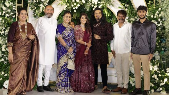 Varalakshmi Sarath Kumar Wedding: రిసెప్షన్ కు వచ్చిన సీనియర్ నటుడు విజయ్ కుమార్, అతని కూతురు, నటి శ్రీదేవి