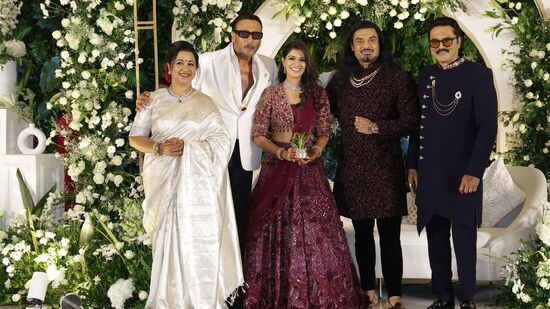 Varalakshmi Sarath Kumar Wedding: బాలీవుడ్ నటుడు జాకీ ష్రాఫ్ కూడా వరలక్ష్మి శరత్ కుమార్, శరత్ కుమార్ దంపతులతో ఫొటోలకు పోజులిచ్చాడు