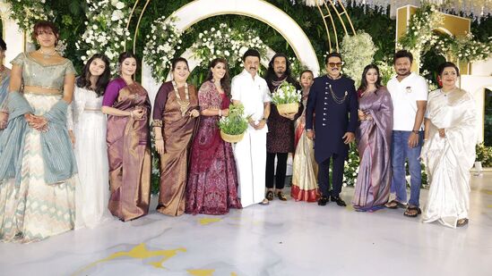 Varalakshmi Sarath Kumar Wedding: శరత్ కుమార్ కూతురు, నటి వరలక్ష్మి శరత్ కుమార్ తన బాయ్‌ఫ్రెండ్ నికొలాయ్ సచ్‌దేవ్ ను పెళ్లి చేసుకుంది. వీళ్ల పెళ్లి థాయ్‌ల్యాండ్ లో జరిగింది. ఆ తర్వాత చెన్నైలో రిసెప్షన్ ఏర్పాటు చేశారు. దీనికి సీఎం స్టాలిన్ సహా ఎంతో మంది సినిమా సెలబ్రిటీలు వచ్చారు.