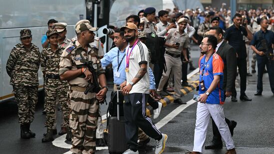 Team India Celebrations: విరాట్ కోహ్లి కూడా చాలా హ్యాపీగా కనిపించాడు. టీ20 వరల్డ్ కప్ టోర్నీ అంతా విఫలమైనా.. ఫైనల్లో మాత్రం అతడు 76 రన్స్ తో రాణించిన విషయం తెలిసిందే.