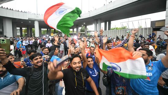 Team India Celebrations: టీమిండియా ఘన స్వాగతం పలకడానికి ఢిల్లీ ఎయిర్ పోర్టు, ఐటీసీ మౌర్య హోటల్ కు పెద్ద ఎత్తున అభిమానులు తరలి వచ్చారు.