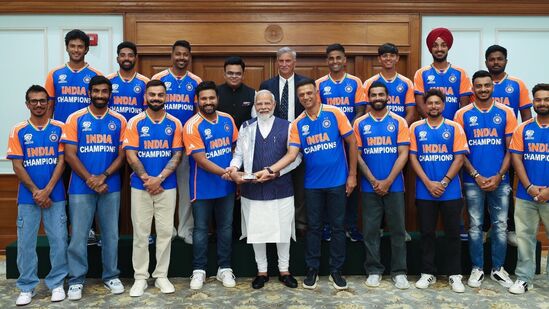 టీ20 ప్రపంచకప్ 2024 విశ్వవిజేతగా నిలిచిన భారత ఆటగాళ్లు, కోచింగ్ సిబ్బంది ఢిల్లీలో నేడు (జూలై 4) ప్రధాన మంత్రి నరేంద్ర మోదీని కలిశారు. అందరితో మోదీ మాట్లాడారు.&nbsp;