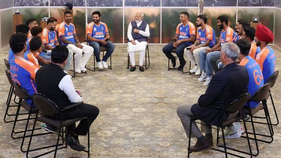 టీమిండియా ప్లేయర్లతో సరదాగా నవ్వతూ మాట్లాడారు ప్రధాన మంత్రి నరేంద్ర మోదీ. ఆటగాళ్లు చుట్టూ కూర్చొని ప్రధాని అడిగిన విషయాలపై మాట్లాడారు.&nbsp;