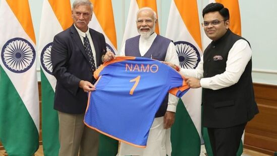 నమో పేరుతో ఉన్న టీమిండియా జెర్సీని ప్రధాని నరేంద్ర మోదీకి అందించారు బీసీసీఐ అధ్యక్షుడు రోజర్ బిన్నీ, కార్యదర్శి జై షా.