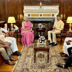 <p>ఆంధ్రప్రదేశ్‌ ఎదుర్కొంటున్న ఇబ్బందులు, రాజధాని నిర్మాణం, పోలవరం ప్రాజెక్టు సహా పలు కీలక అంశాలను చంద్రబాబు నిర్మలా సీతారామన్‌ దృష్టికి తీసుకువచ్చారు. త్వరలో ప్రవేశపెట్టే కేంద్ర బడ్జెట్‌లో రాష్ట్రానికి వీలైనంతగా ఆదుకోవాలని విజ్ఞప్తి చేశారు.&nbsp;</p>