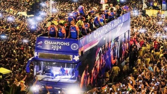 Team India Victory Parade: టీ20 వరల్డ్ కప్ గెలిచి వచ్చిన టీమిండియాకు ఘన స్వాగతం పలకడానికి ముంబైలో వేల మంది అభిమానులు రోడ్లపైకి వచ్చిన విషయం తెలిసిందే. ఈ విక్టరీ పరేడ్ లో 11 మంది గాయపడ్డారు.