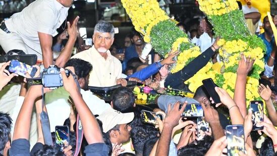 ఏపీ సీఎంగా బాధ్యతలు చేపట్టిన అనంతరం చంద్రబాబు తొలిసారిగా హైదరాబాద్ నగరానికి వచ్చారు. ఈ నేపథ్యంలో పార్టీ నేతలు, కార్యకర్తలు, అభిమానులు ఘనస్వాగతం పలికారు.