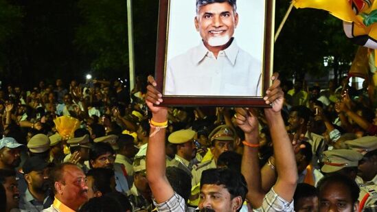 చంద్రబాబుకు స్వాగతం పలికేందుకు టీడీపీ శ్రేణులు భారీగా తరలివచ్చారు.