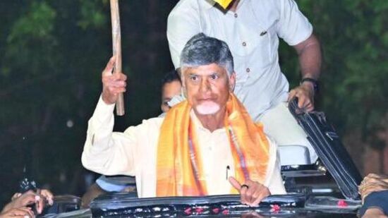 వాహనంపై నుంచి ప్రజలకు అభివాదం చేస్తూ చంద్రబాబు ముందుకు సాగారు. ఓవైపు వర్షం కురుస్తున్నప్పటికీ ర్యాలీ ముందుకే సాగింది.