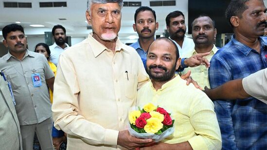 హైదరాబాద్ నగరానికి వచ్చిన టీడీపీ అధినేత, ఏపీ సీఎం చంద్రబాబుకు తెలంగాణ టీడీపీ నేతలు స్వాగతం పలికారు.