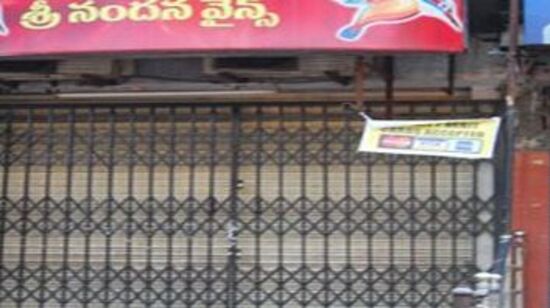 ఈ లెక్కన చూస్తే జులై మూసంలో రెండు రోజుల డ్రై డేగా ఉండనుంది. అయితే బోనాల పండగ నేపథ్యంలో ఏఏ ప్రాంతంలో దుకాణాలు బంద్ అవుతాయనే దానిపై ఎక్సైజ్ శాఖ నుంచి ఆదేశాలు వెలువడనున్నాయి.