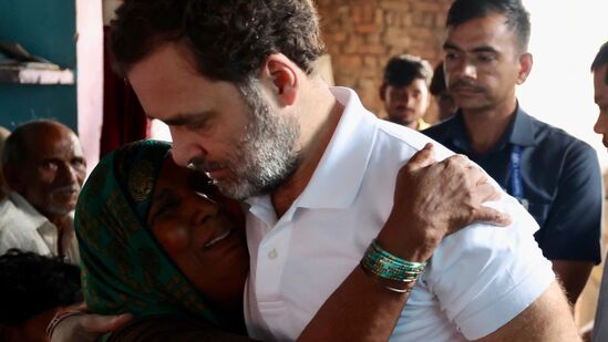 &nbsp;హాథ్రస్ తొక్కిసలాట బాధిత కుటుంబాలను శుక్రవారం పరామర్శించారు కాంగ్రెస్​ సీనియర్​ నేత రాహుల్ గాంధీ