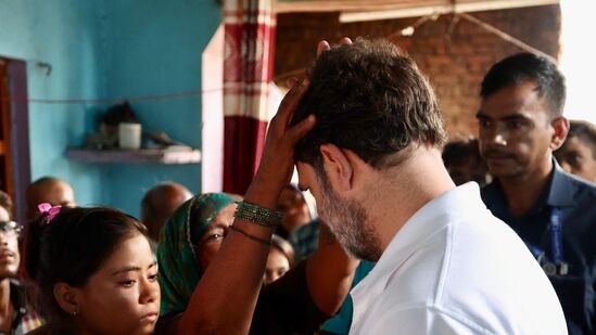 బాధిత కుటుంబ సభ్యులకు మద్దతు ప్రకటించారు రాహుల్​ గాంధీ.