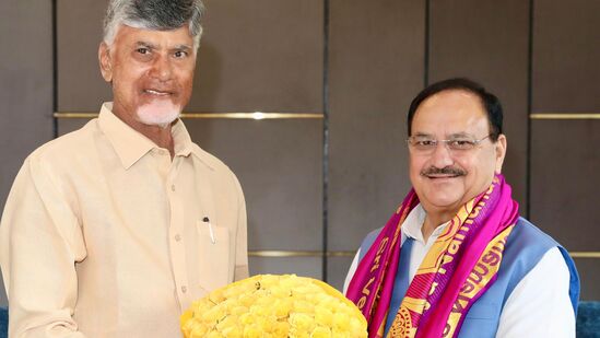 కేంద్ర ఆరోగ్య శాఖ మంత్రి నడ్డాకు పుష్పగుచ్చం అందిస్తున్న ఏపీ సిఎం చంద్రబాబు నాయుడు