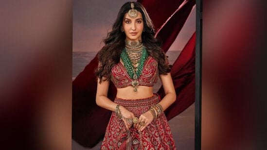 హెయిర్ స్టైలిస్ట్ అమీర్ ఖాన్ సహాయంతో నోరా తన పొడవాటి, ప్రకాశవంతమైన జుట్టును మృదువైన గుండ్రంగా డిజైన్ చేసింది, వాటిని మధ్య భాగంలో ఓపెన్ గా ఉంచేసింది.&nbsp;