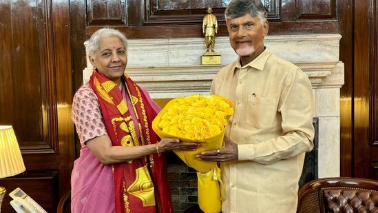 సిఎం హోదాలో తొలి సారి ఢిల్లీ వెళ్లిన ముఖ్యమంత్రి చంద్రబాబు పర్యటన రెండో రోజు కొనసాగుతోంది,. &nbsp;రాష్ట్ర ప్రయోజనాలు, ప్రాజెక్టుల కోసం తొలి పర్యటనలోనే చంద్రబాబు వరుస భేటీలు నిర్వహిస్తున్నారు &nbsp;ప్రధాని మోదీతో సహా తొలిరోజు &nbsp;7గురు కేంద్ర మంత్రులు, ఉన్నతాధికారులతో సిఎం భేటీ అయ్యారు. శుక్రవారం కేంద్ర ఆర్ధిక మంత్రి నిర్మలా సీతారామన్‌తో భేటీ అయ్యారు.&nbsp;