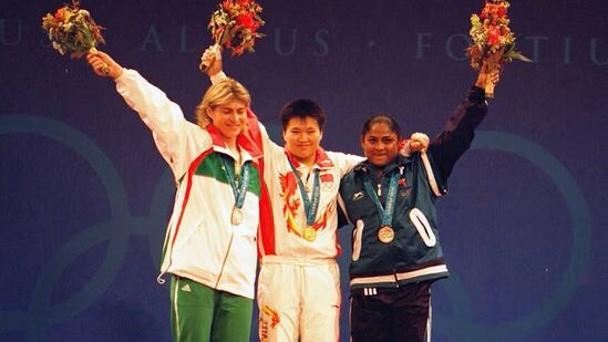 India at Olympics: సిడ్నీలో 2000లో జరిగిన ఒలింపిక్స్ లో మన తెలుగు తేజం కరణం మల్లీశ్వరి చరిత్ర సృష్టించింది. ఆమె వెయిట్ లిఫ్టింగ్ లో బ్రాంజ్ మెడల్ గెలిచి ఒలింపిక్ మెడల్ సాధించిన తొలి మహిళగా నిలిచింది. మల్లీశ్వరి 69 కేజీల కేటగిరీలో ఆమె స్నాచ్ లో 110 కేజీలు, క్లీన్ అండ్ జెర్క్ లో 130 కిలోలు ఎత్తి బ్రాంజ్ మెడల్ గెలిచింది.
