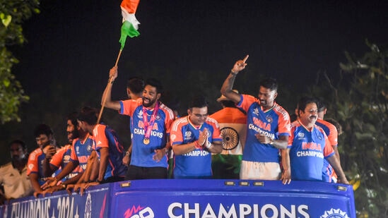 Team India Victory Parade: ఓపెన్ టాప్ బస్సులో ప్లేయర్స్ పరేడ్ చేయడంతో వాళ్లను చూడటానికి వేల సంఖ్యలో ఫ్యాన్స్ తరలి వచ్చారు. ఆ గందరగోళంలో తొక్కిసలాట జరిగి కొంత మంది గాయపడ్డారు.