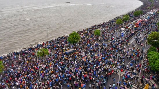 Team India Victory Parade: టీమిండియా ప్లేయర్స్ ను చూడటానికి వచ్చిన వేల మంది అభిమానులతో ముంబై తీరం జనసంద్రంలా కనిపించింది. ఈ సందర్భంగా తొక్కిసలాట జరగగా.. 11 మంది గాయపడ్డారు. అందులో 9 మందిని ప్రభుత్వాసుపత్రిలో చేర్పించారు.