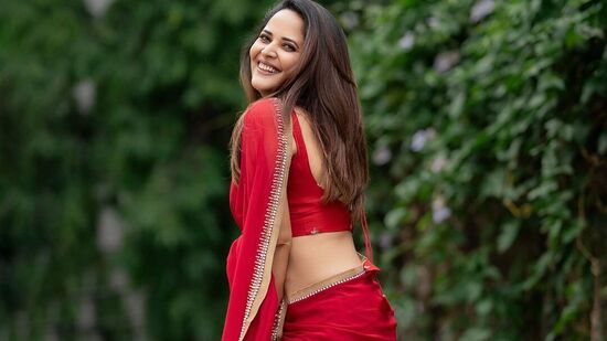 సినిమాలతోపాటు సోషల్ మీడియాలో హాట్ షోతో అట్రాక్ట్ చేస్తోంది అనసూయ. తాజాగా రెడ్ కలర్ సారీలో హాట్‌గా పోజులు ఇస్తూ నడుము మడతలు చూపిస్తూ రచ్చ చేసింది. దీంతో ఈ పిక్స్ వైరల్ అవుతున్నాయి.&nbsp;&nbsp;