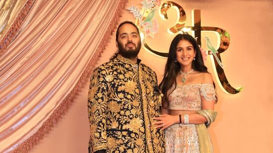 Anant Ambani Sangeet: అనంత్ అంబానీ, రాధికా మర్చంట్ షేర్వాణీ, లెహెంగాల్లో కనిపించారు