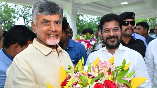 ప్రజాభవన్ చేరుకున్న ఏపీ సీఎం చంద్రబాబుకు తెలంగాణ సీఎం రేవంత్‌రెడ్డి, మంత్రులు సాదరస్వాగతం పలికారు.&nbsp;