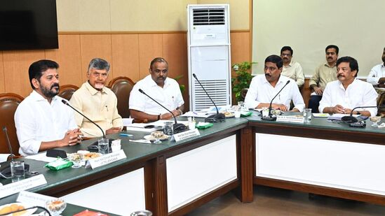 ఆంధ్రప్రదేశ్ రాష్ట్ర విభజన తర్వాత ఇరు రాష్ట్రాల మధ్య పెండింగ్ అంశాలపై ప్రజాభవన్‌లో తెలుగు రాష్ట్రాల ముఖ్యమంత్రుల సమావేశం ప్రారంభమైంది. &nbsp;తెలంగాణ సీఎం రేవంత్ రెడ్డి, ఏపీ సీఎం చంద్రబాబుతో పాటు ఇరు రాష్ట్రాల మంత్రులు, సీఎస్ లు, సీనియర్ అధికారులు ఈ సమావేశంలో పాల్గొన్నారు.&nbsp;