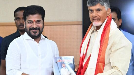 ఈ భేటీ ప్రారంభంలో తెలంగాణ సీఎం రేవంత్ రెడ్డి ఏపీ సీఎం చంద్రబాబుకు కాళోజీ నారాయణ రావు రాసిన "నా గొడవ" పుస్తకాన్ని బహుకరించారు.&nbsp;