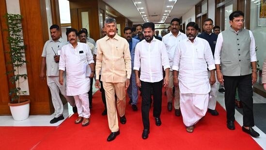 విభజన సమస్యలపై, తెలంగాణ ప్రజాభవన్‌లో ఇరు రాష్ట్రాల సీఎంల భేటీ మొదలైంది. &nbsp;విభజన అంశాల పరిష్కారంపై సీఎంలు చర్చిస్తున్నారు. &nbsp;