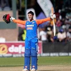 <p>Abhishek Sharma Record: జింబాబ్వేతో జరిగిన తొలి టీ20యే అభిషేక్ శర్మకు కెరీర్లో తొలి టీ20 మ్యాచ్. అందులో డకౌటై తీవ్రంగా నిరాశ పరిచిన అతడు.. రెండో టీ20లోనే మెరుపు సెంచరీ చేశాడు. కేవలం 46 బంతుల్లోనే సెంచరీ చేయడం విశేషం.</p>