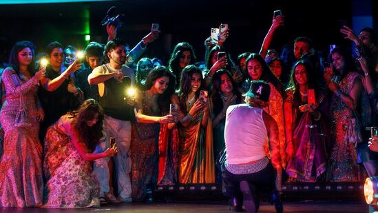 Justin Bieber: &nbsp;షెహనాజ్ గిల్, దిశా పటానీలాంటి సెలబ్రిటీలు కూడా ఈ క్షణాన్ని తమ ఫోన్లలో బంధించడానికి ప్రయత్నిస్తున్న ఫొటోను బీబర్ షేర్ చేశాడు.