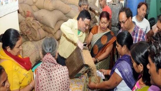 రేషన్ కార్డుల్లో ఎడిట్ ఆప్షన్ ప్రక్రియ మొదలైందని వాట్సాప్ లలో వార్తలు ప్రచారం జరుగుతోంది. దీంతో ప్రజలు మీ సేవా కేంద్రాలకు క్యూకట్టారు.&nbsp;