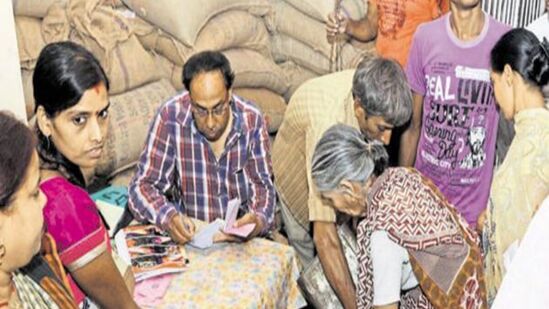 తెలంగాణలో రేషన్ కార్డుల్లో సవరణలకు ప్రభుత్వం అవకాశం కల్పించిందని సోషల్ మీడియాలో జోరుగా ప్రచారం జరుగుతోంది. మీ సేవల్లో ఎడిట్ ఆప్షన్ ప్రక్రియ మొదలైందని జరుగుతున్న ప్రచారం పౌరసరఫరాల శాఖ క్లారిటీ ఇచ్చింది.&nbsp;