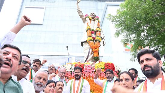 పంజాగుట్టలో వైఎస్సార్ విగ్రహానికి నివాళులు అర్పిస్తున్న రేవంత్ రెడ్డి, భట్టి విక్రమార్క, కేవీపీ