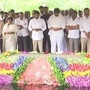 వైఎస్సార్‌ ఘాట్‌లో నివాళులు అర్పిస్తున్న జగన్, విజయమ్మ తదితరులు